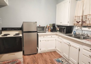 #2 *Simple Stay* UPSTAIRS APT Downtown Bayfront McGee Beach Sphon Shoreline HOSP