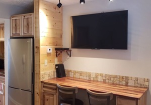 Clean Condo, Walk to Everything! Back Stairs Take You Right to Downtown!
