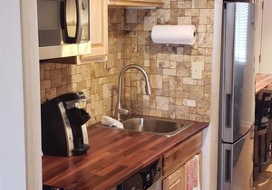 Clean Condo, Walk to Everything! Back Stairs Take You Right to Downtown!