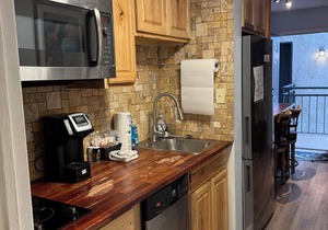 Clean Condo, Walk to Everything! Back Stairs Take You Right to Downtown!