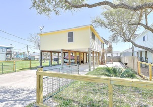Ocean-view home with fast WiFi, central AC, and private washer/dryer