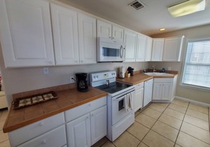 ONLY In-Town Neighborhood w/Restaurant, Bar, Pool/Hot Tub, Beach & Cart Access