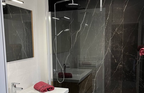 Lion-sur-Mer Apartment | à 100m de la Plage aux Centre des Commerces