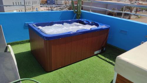 Playa de Arinaga Apartment | Ático Arinaga con vistas , jacuzzi , terraza y barbacoa