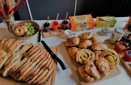 Cluis Bed & Breakfast | Élégant séjour au Château, confort moderne et activités alentour - FR-1-591-680
