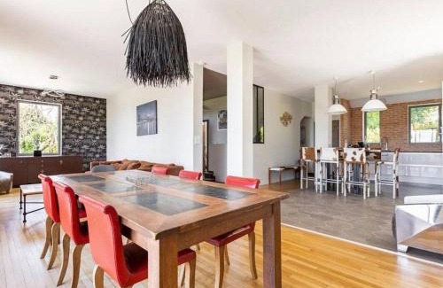 Vichy House | Élégante maison à Vichy : piscine chauffée, jardin arboré, terrasse et climatisation - FR-1-489-494