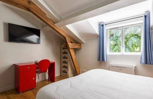 Vichy House | Élégante maison à Vichy : piscine chauffée, jardin arboré, terrasse et climatisation - FR-1-489-494