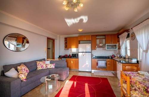 Paralia Platanou Cottage | εξοχική ισόγεια κατοικία σε κήπο με γκαζόν με θέα θάλασσα και καταπράσινο λόφο