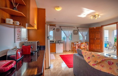 Paralia Platanou Cottage | εξοχική ισόγεια κατοικία σε κήπο με γκαζόν με θέα θάλασσα και καταπράσινο λόφο