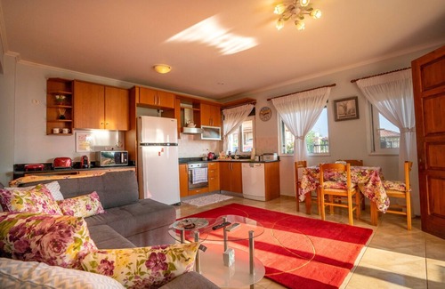 Paralia Platanou Cottage | εξοχική ισόγεια κατοικία σε κήπο με γκαζόν με θέα θάλασσα και καταπράσινο λόφο