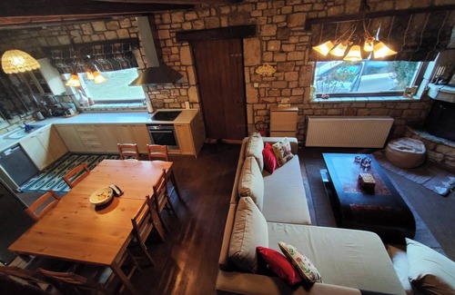 Kalavrita Cottage | Το Erymanthos country home είναι μια πέτρινη μεζονέτα για στιγμές χαλάρωσης