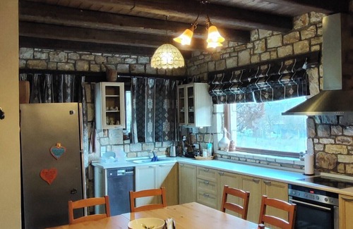 Kalavrita Cottage | Το Erymanthos country home είναι μια πέτρινη μεζονέτα για στιγμές χαλάρωσης