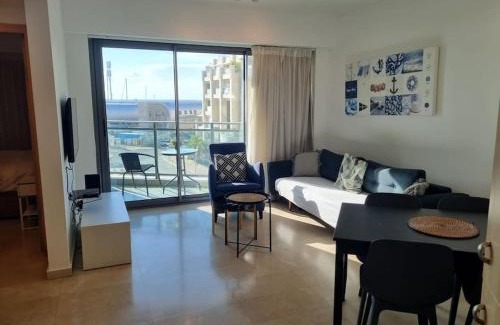 Herzliya Pituach Apartment | חדר שינה וסלון ומרפסת נוף לים