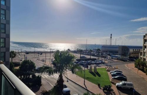 Herzliya Pituach Apartment | חדר שינה וסלון ומרפסת נוף לים