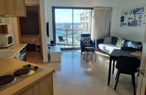 Herzliya Pituach Apartment | חדר שינה וסלון ומרפסת נוף לים