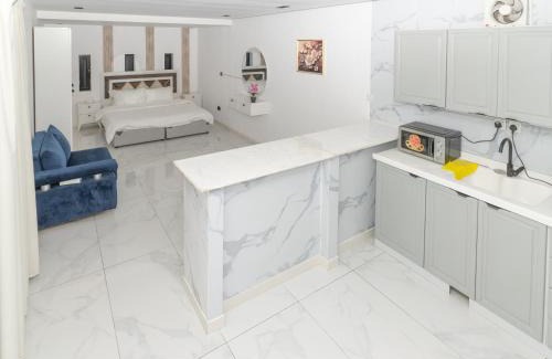 Al Kura Apartment | استديو فاخر بشرفة في ابحر