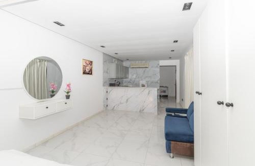 Al Kura Apartment | استديو فاخر بشرفة في ابحر