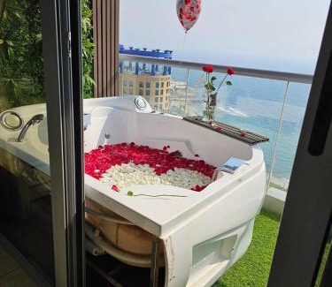 Ash Shati Apartment | داماك الكورنيش جدة الجناح الذهبي Damac tower jeddah