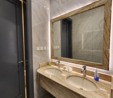 Al Kura Ski Chalet | شاليهات لازورد