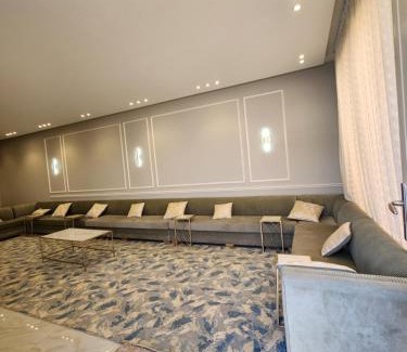 Al Kura Ski Chalet | شاليهات لازورد