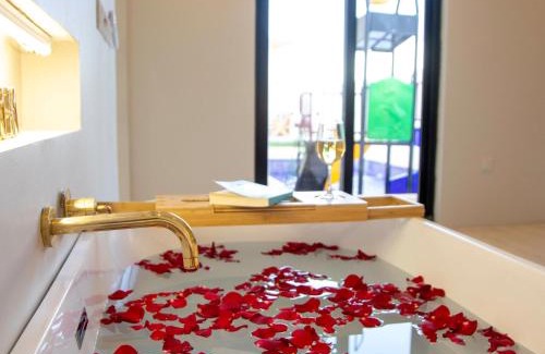 Dhahban Ski Chalet | شاليه المرفأ بمسبح اطفال والعاب مائية وغرفتين نوم فاخرة