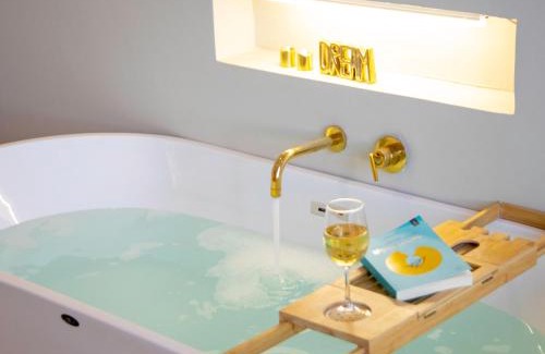 Dhahban Ski Chalet | شاليه المرفأ بمسبح اطفال والعاب مائية وغرفتين نوم فاخرة