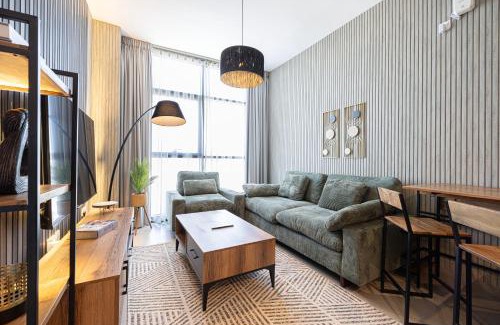 Sharjah Apartment | شقة رائعة بغرفة نوم واحدة وصالة في الممشى - The Sapphire