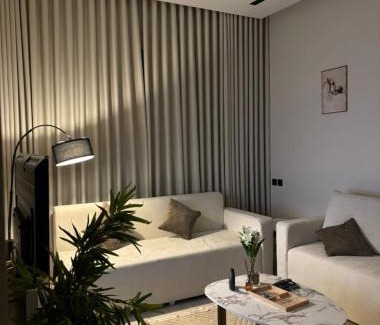 Al Kharj Apartment | شقة مطلة على البرج - غرفه وصالة