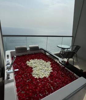 Ash Shati Apartment | شقق بإطلالة بحرية في برج داماك جدة