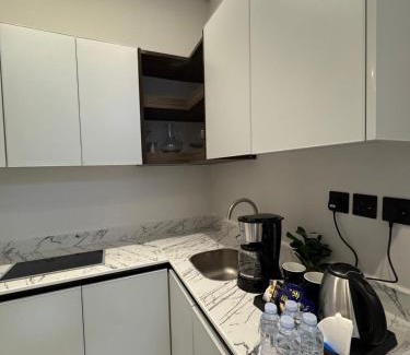 Sakaka Apartment | غرفة ببانيو مع صالة 9 من أرام ريزدنس by ARAM Residence