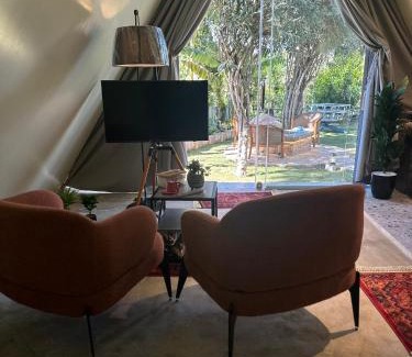 Al Hada Ski Chalet | كوخ بلكونه