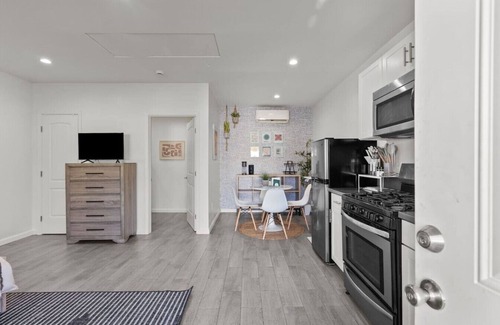 Valley Village House | ৎ୭ Vibrant and Cheerful Valley Village Abode ৎ୭