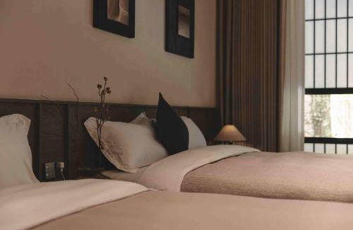 Qingxin Xian House | 溪阳依山静私汤国风庭院