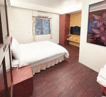 Dongshan Apartment | 漫步河畔