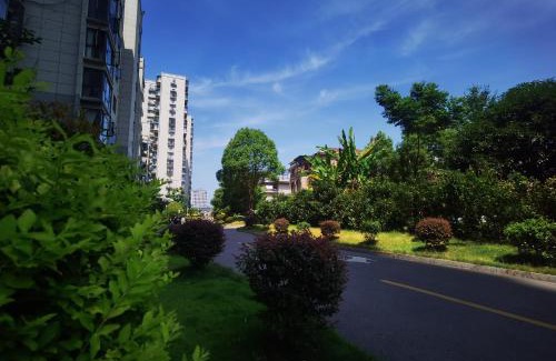 Yongding House | 笑涡SmileNest Downtown Luxury Suite for 2-10 Guests, Zhangjiajie Attraction Ticket Service, Ideal for Couples, Families & Groups