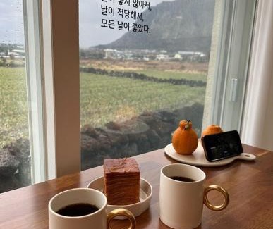 Andeok Apartment | 제주 웅장한 산방산뷰 사계2248 달무리동 감성숙소