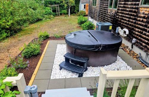 Northwest Harwich House | 0 4 Miles to Grey Neck Beach Dog Friendly