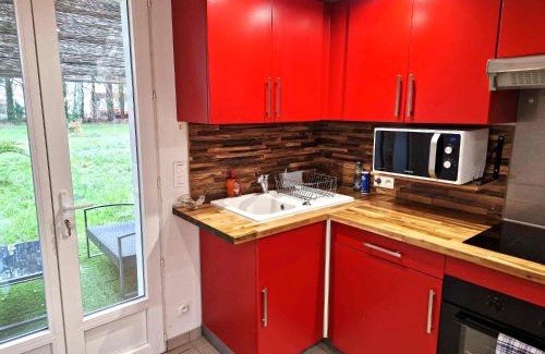 Razac-sur-l'Isle Apartment | 02 - Très joli 2 pièces avec 3 lits pouvant accueillir jusqu'à 5 personnes, situé au rdc avec entrée indépendante, une place de parking réservée devant l'entrée et terrasse sur l'arrière donnant sur parc arboré, tout le linge de maison est fourni