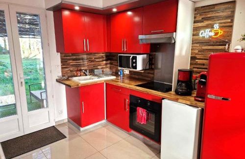 Razac-sur-l'Isle Apartment | 02 - Très joli 2 pièces avec 3 lits pouvant accueillir jusqu'à 5 personnes, situé au rdc avec entrée indépendante, une place de parking réservée devant l'entrée et terrasse sur l'arrière donnant sur parc arboré, tout le linge de maison est fourni