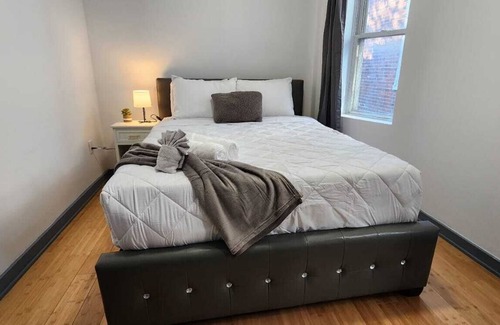 Primos Secane House | #03 Comfy Room With Queen Bed + TV in Angora