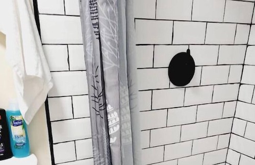 Primos Secane House | #07 Basement Room With Queen Bed + TV in Angora