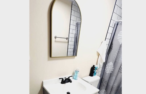 Primos Secane House | #07 Basement Room With Queen Bed + TV in Angora