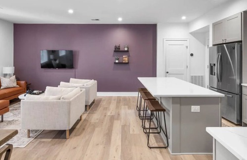 Old Town Alexandria Apartment | 1/2 Block from King Street, Elegant Old Town Oasis ~ King Bed♛ ~ Free Parking