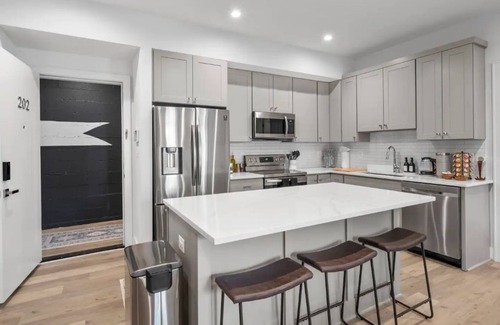 Old Town Alexandria Apartment | 1/2 Block from King Street, Elegant Old Town Oasis ~ King Bed♛ ~ Free Parking