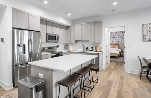 Old Town Alexandria Apartment | 1/2 Block from King Street, Elegant Old Town Oasis ~ King Bed♛ ~ Free Parking