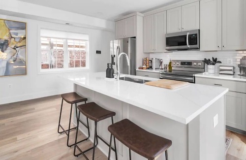 Old Town Alexandria Apartment | ★1/2 Block to King Street, King Bed ~ Free Parking★