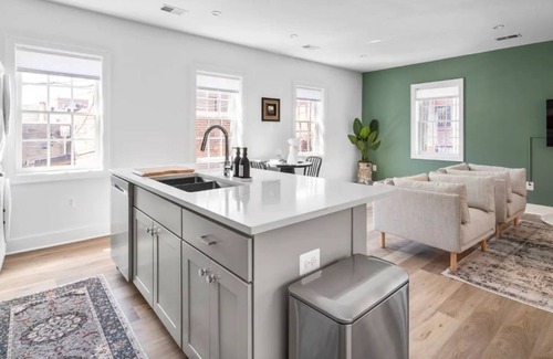 Old Town Alexandria Apartment | ★1/2 Block to King Street, King Bed ~ Free Parking★