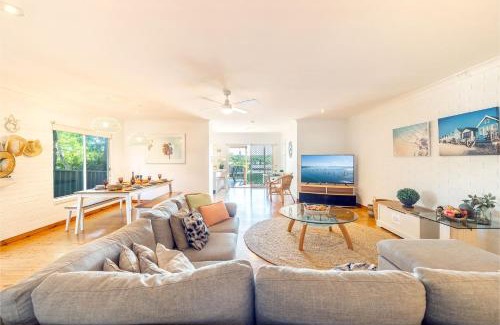 Shoal Bay House | 1-39 Leonard Ave - comfort, space and Wi-Fi