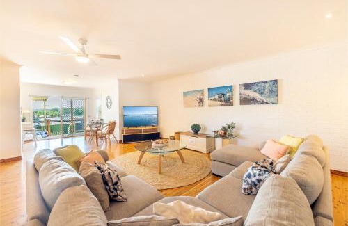 Shoal Bay House | 1-39 Leonard Ave - comfort, space and Wi-Fi
