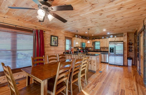 Vilas Cabin | 1 Awesome Skyview - Spectacular log home with hot tub and top of the line amenities!